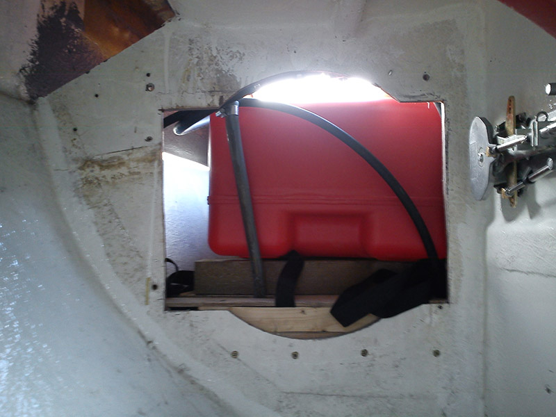 Bulkhead opening for the fuel tank